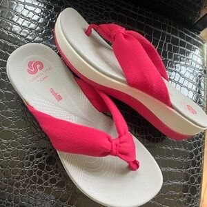 EUC Cloudsteppers by Clarks hot pink and White Sandals 2in heel